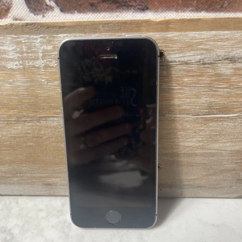 Apple iPhone SE (1st Gen), A1662, Locked